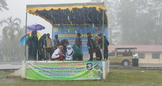 Prosesi Hukuman Cambuk di Kota Jantho, Aceh Besar