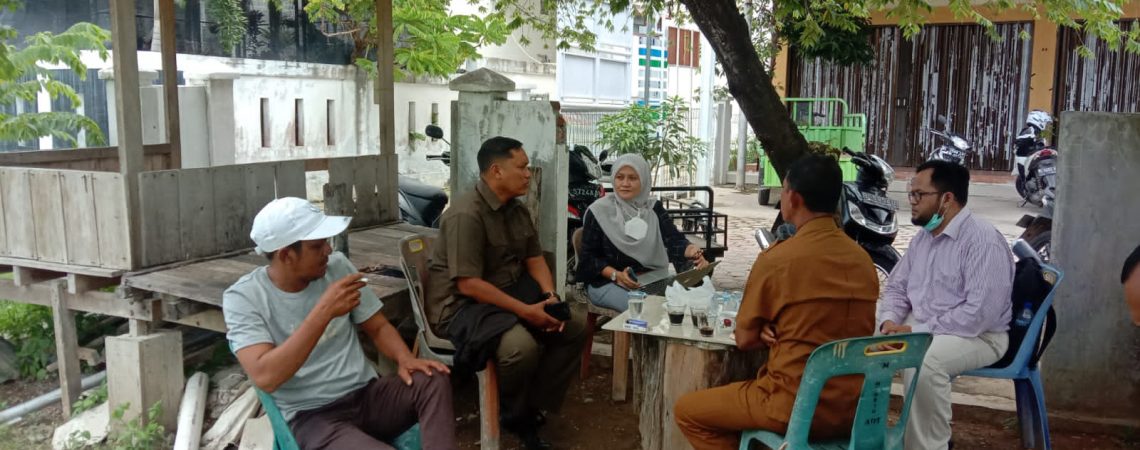 Dosen Fakultas Hukum dan Teknik Arsitektur USK Dampingi Masyarakat Gampong ALue Deah Teungoh Susun Reusam Persampahan
